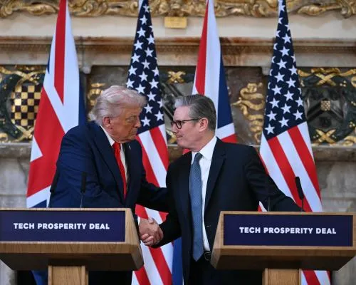 Trump Turns Fire on Putin and Commends UK in Joint Appearance with Keir Starmer